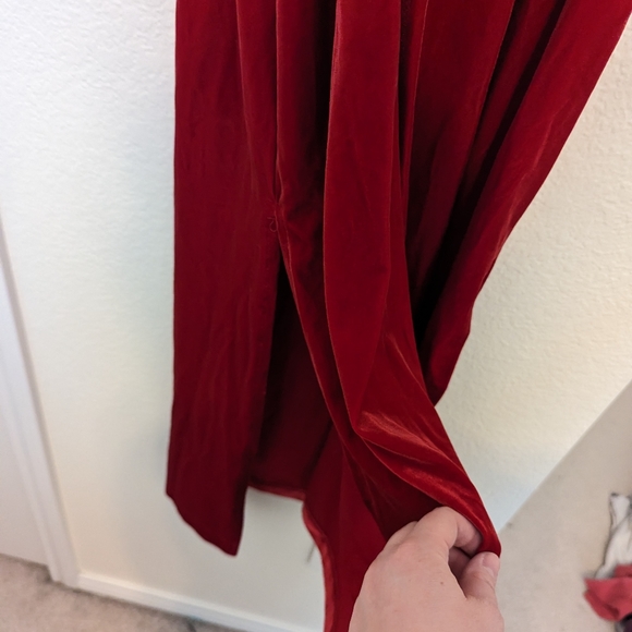 Red velvet dress. - Picture 7 of 9